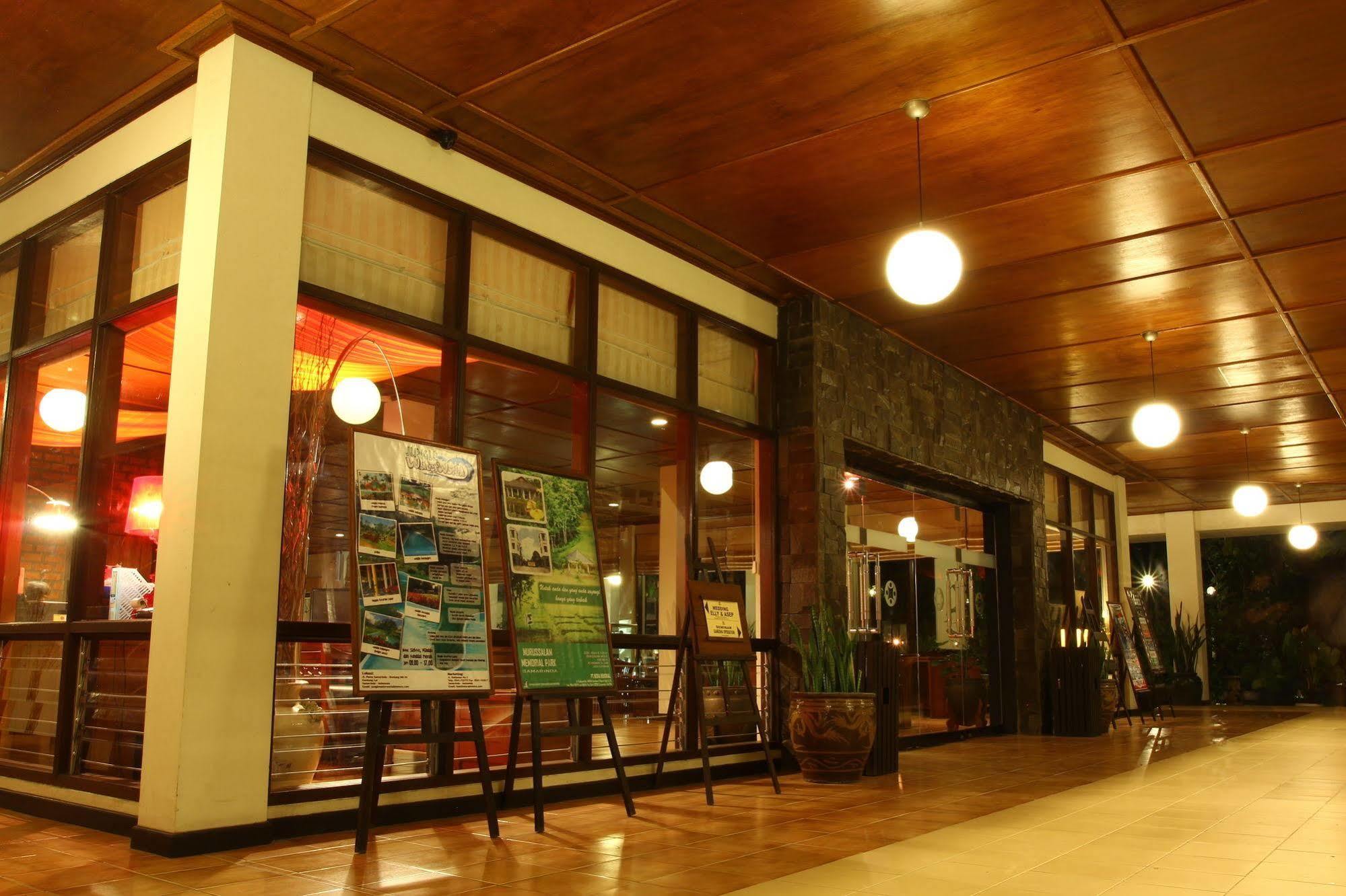 Mesra Business & Resort Hotel Samarinda Exterior photo